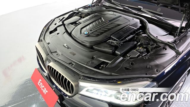 BMW 7-Series M760Li xDrive