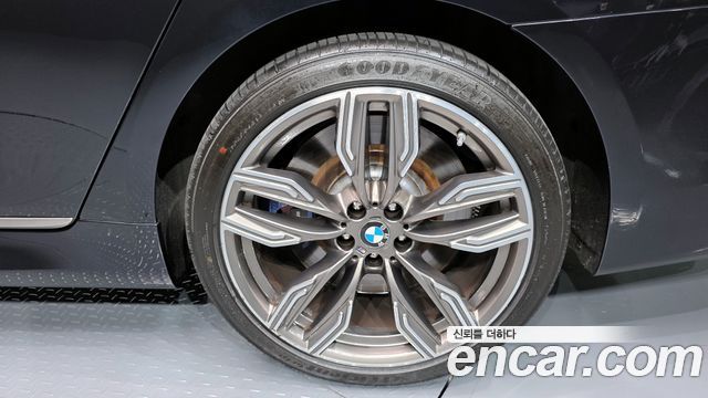 BMW 7-Series M760Li xDrive