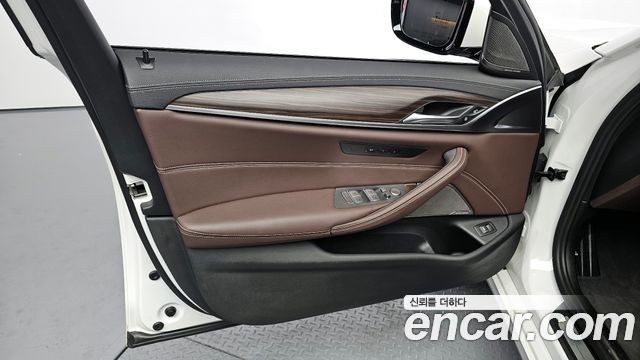 BMW 5-Series 530i Luxury
