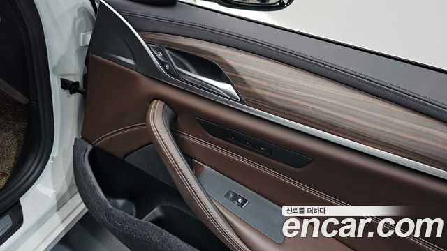 BMW 5-Series 530i xDrive Luxury Plus