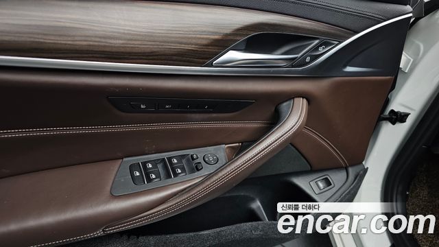 BMW 5-Series 530i xDrive Luxury Plus