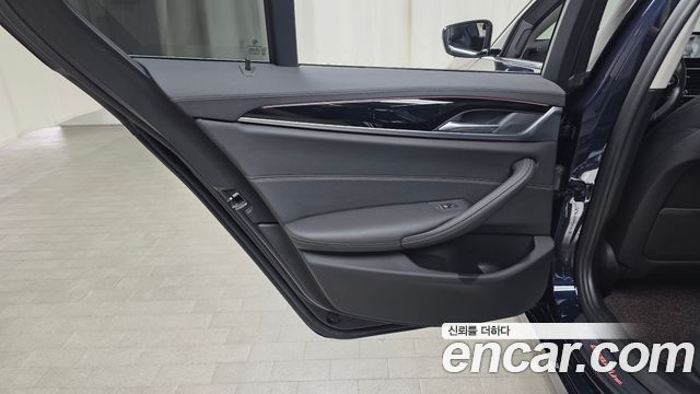 BMW 5-Series 520i Luxury