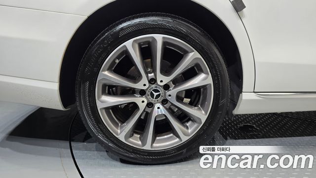 Mercedes-Benz E-Class E300 4MATIC Avnatgarde
