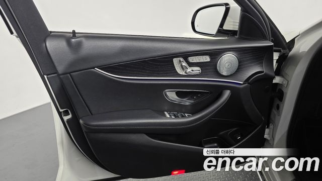 Mercedes-Benz E-Class E300 4MATIC Avnatgarde