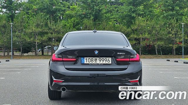 BMW 3-Series 320i Luxury