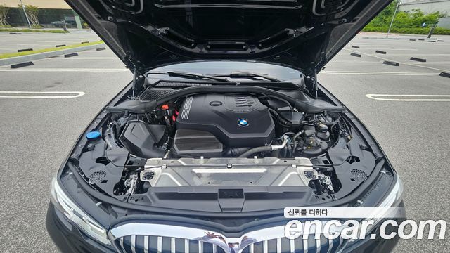 BMW 3-Series 320i Luxury
