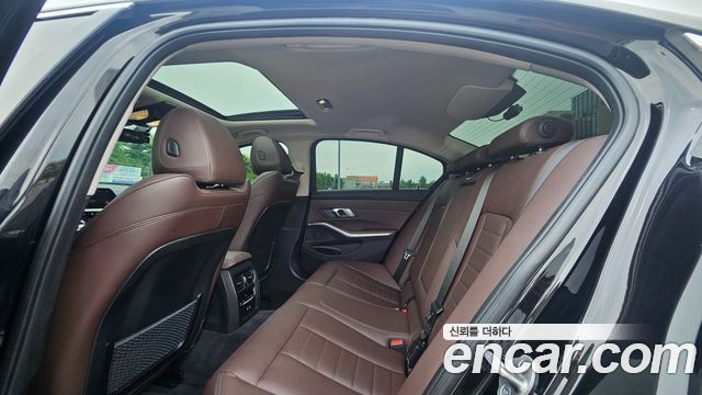 BMW 3-Series 320i Luxury