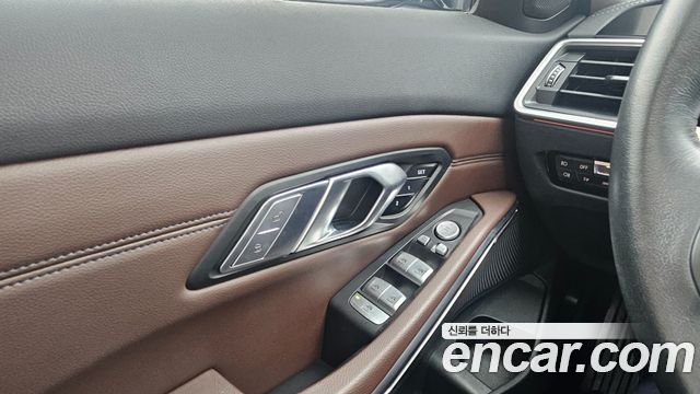 BMW 3-Series 320i Luxury