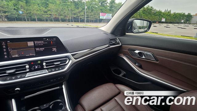 BMW 3-Series 320i Luxury