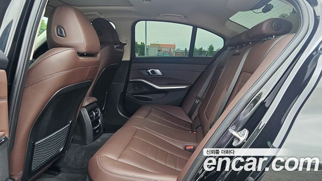 BMW 3-Series 320i Luxury