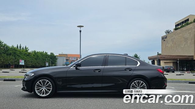 BMW 3-Series 320i Luxury