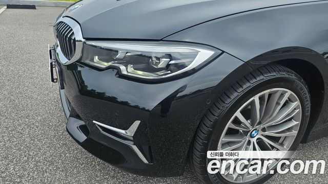 BMW 3-Series 320i Luxury