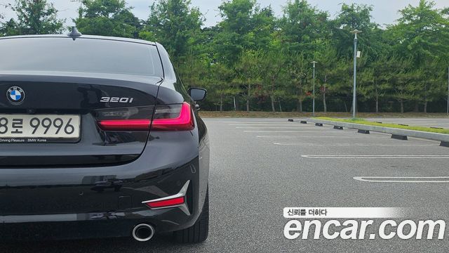 BMW 3-Series 320i Luxury