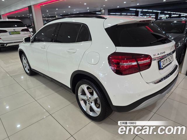 Mercedes-Benz GLA-Class GLA220