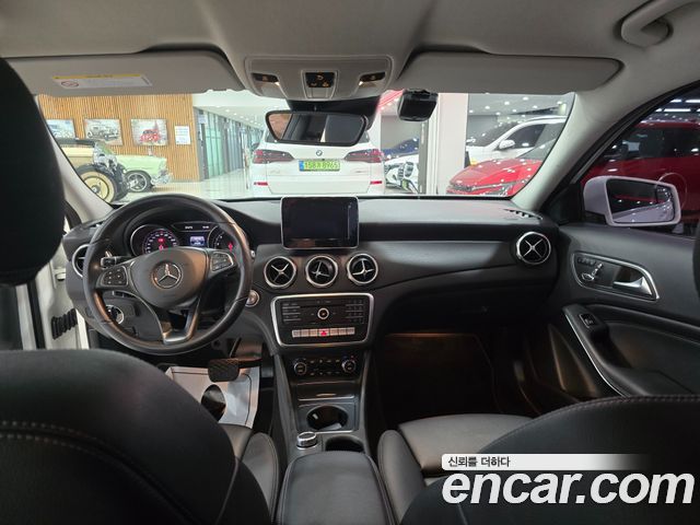 Mercedes-Benz GLA-Class GLA220