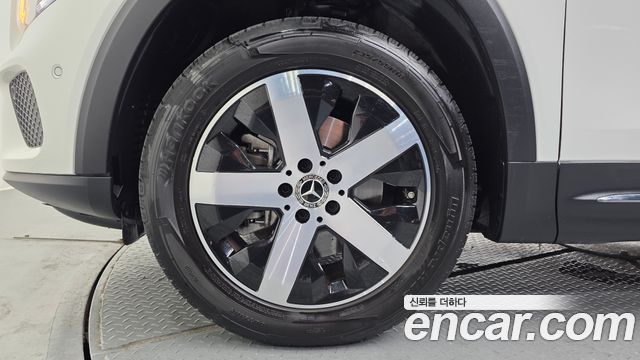 Mercedes-Benz GLB-Class GLB220