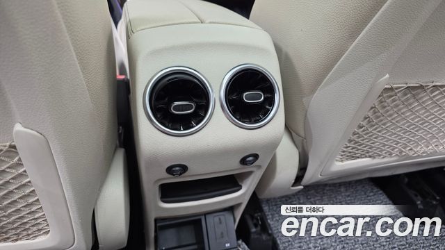 Mercedes-Benz GLB-Class GLB220