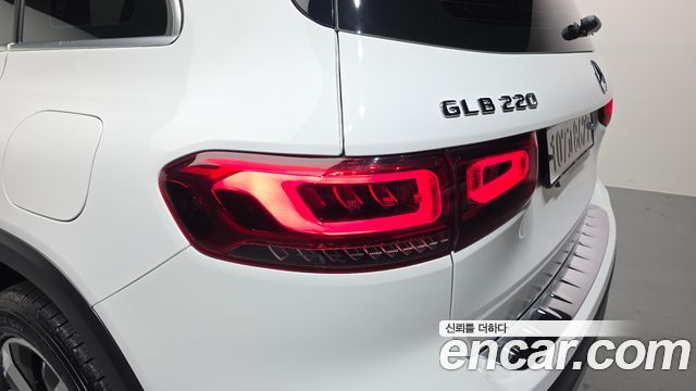 Mercedes-Benz GLB-Class GLB220