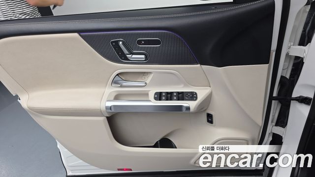 Mercedes-Benz GLB-Class GLB220