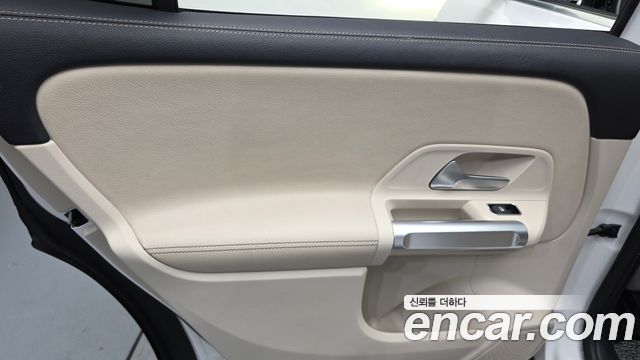 Mercedes-Benz GLB-Class GLB220