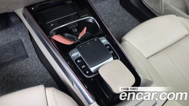 Mercedes-Benz GLB-Class GLB220