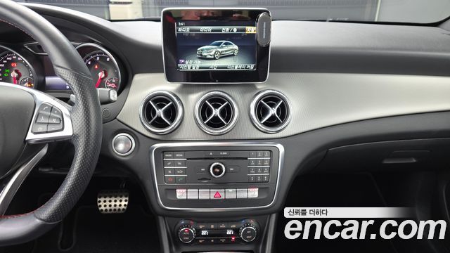 Mercedes-Benz CLA-Class CLA220 AMG Line