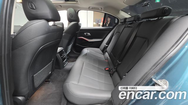 BMW 3-Series 320i