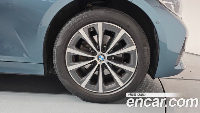 BMW 3-Series 320i