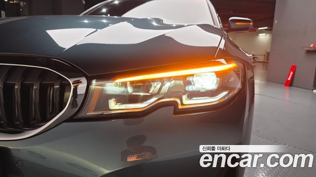 BMW 3-Series 320i