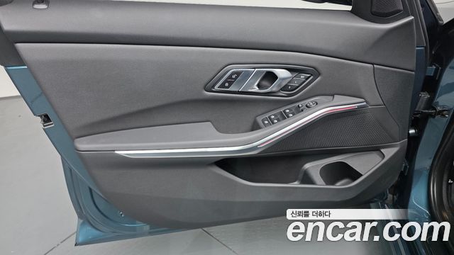 BMW 3-Series 320i