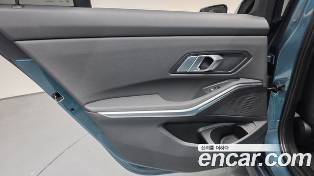 BMW 3-Series 320i