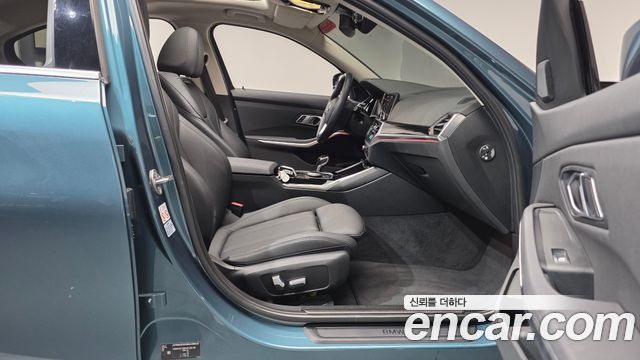 BMW 3-Series 320i