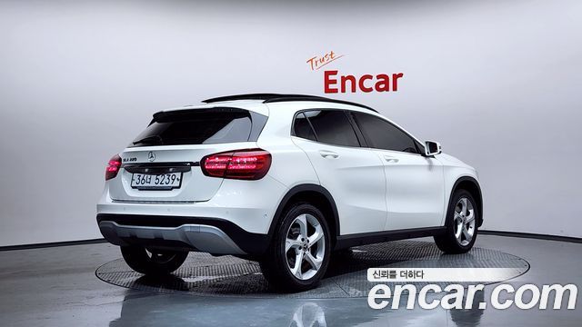 Mercedes-Benz GLA-Class GLA220