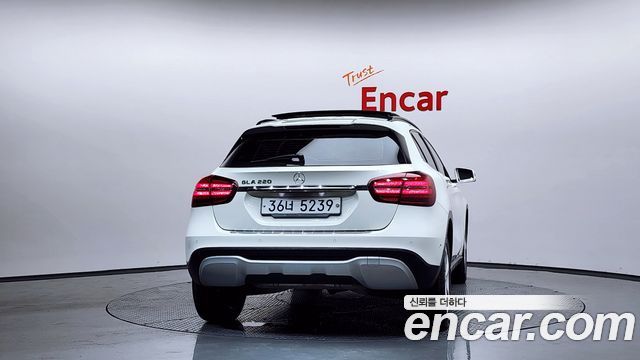 Mercedes-Benz GLA-Class GLA220