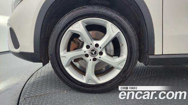 Mercedes-Benz GLA-Class GLA220
