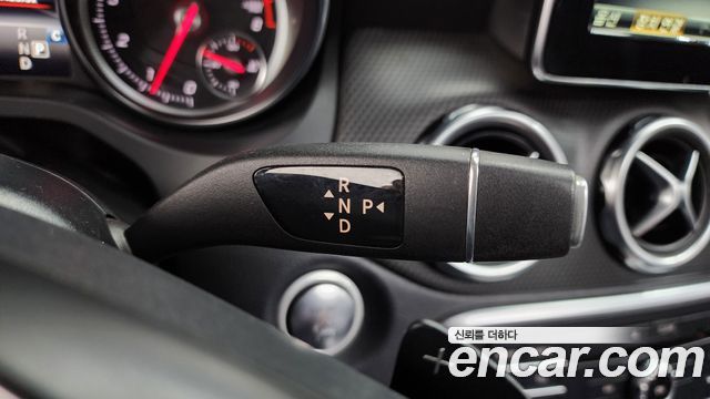 Mercedes-Benz GLA-Class GLA220