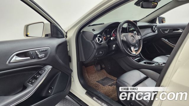 Mercedes-Benz GLA-Class GLA220