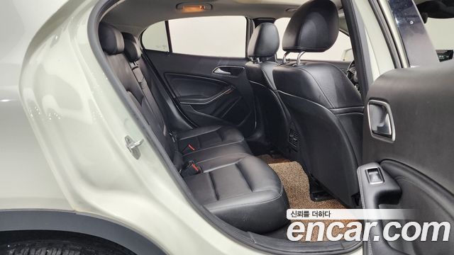Mercedes-Benz GLA-Class GLA220