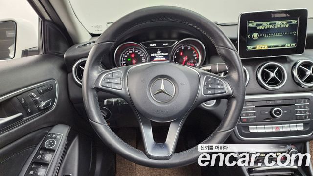Mercedes-Benz GLA-Class GLA220