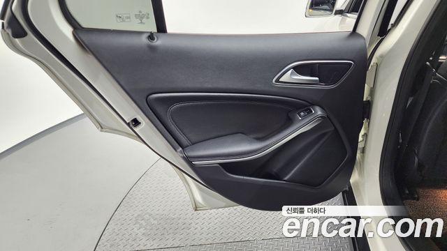 Mercedes-Benz GLA-Class GLA220