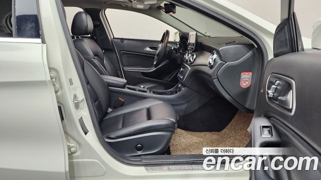 Mercedes-Benz GLA-Class GLA220