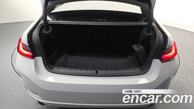 BMW 3-Series 320i