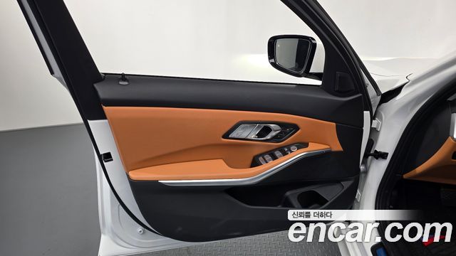 BMW 3-Series 320i