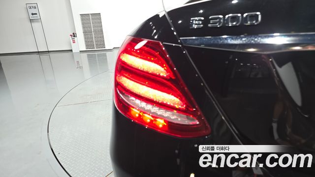 Mercedes-Benz E-Class E300 4MATIC Exclusive