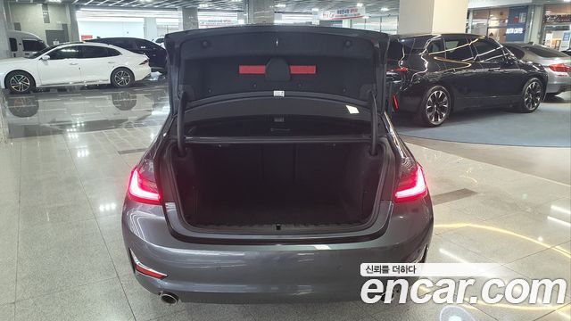 BMW 3-Series 320i Luxury