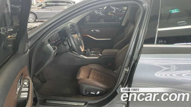 BMW 3-Series 320i Luxury