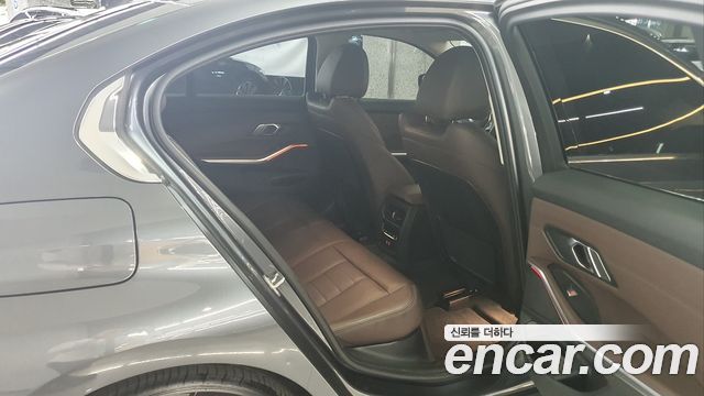 BMW 3-Series 320i Luxury