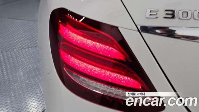 Mercedes-Benz E-Class E300 4MATIC Exclusive