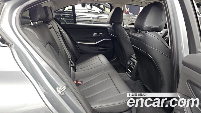 BMW 3-Series 320i