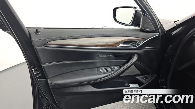 BMW 5-Series 530i Luxury